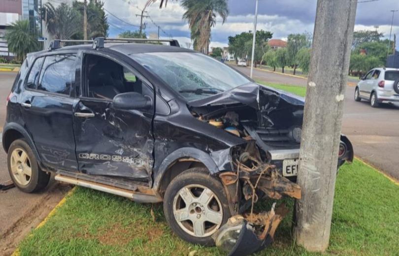 Grave acidente entre dois carros deixa uma pessoa ferida em Chapadão do Sul