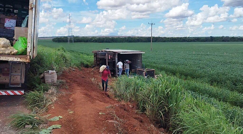 Caminhão Baú tomba na BR-060 próximo a Paraíso das Águas, ninguém se feriu