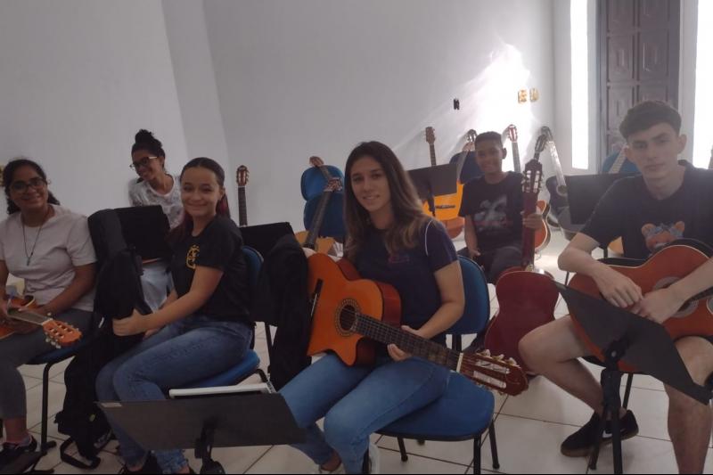 Projeto Música e Arte abre novas matrículas para aula de violão e canto coral