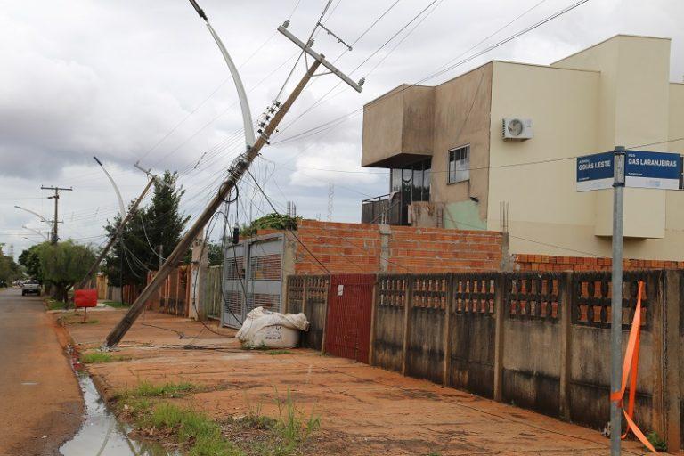 Prancha com carreta transbordo quebra postes e danifica redes de energia e de comunicações