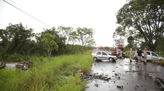 Motorista morre em acidente envolvendo três carros próximo ao aeroporto Santa Maria