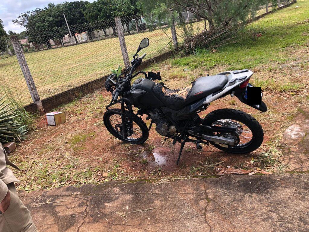 Ao dar partida moto pega fogo em Chapadão do Sul