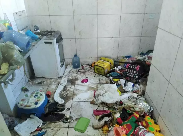 Crianças são resgatadas com sede e fome em casa tomada pelo lixo