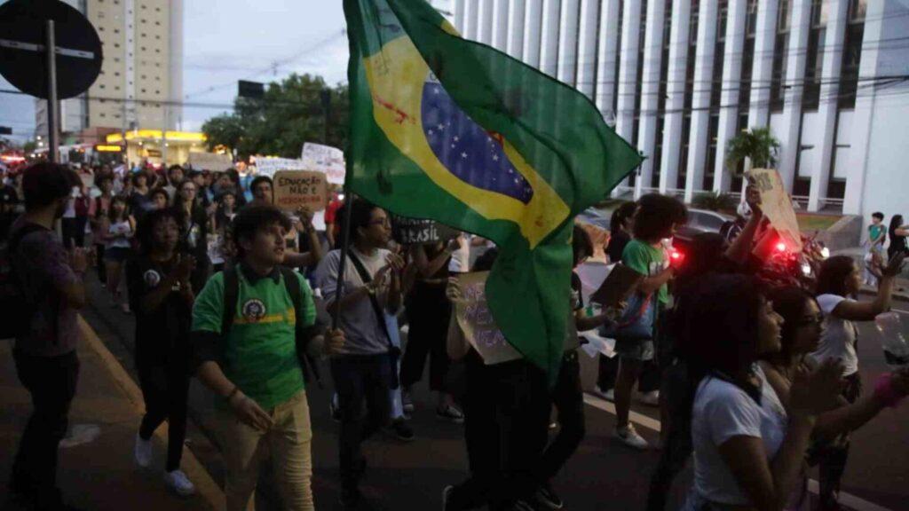 Professores e estudantes se unem em protesto contra o novo ensino médio no Centro de Campo Grande