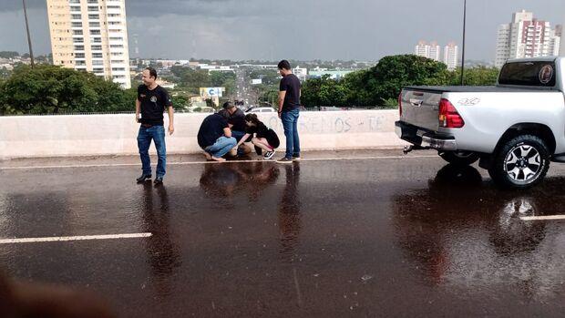 Guarda Civil salva jovem em pontilhão da Afonso Pena, em Campo Grande