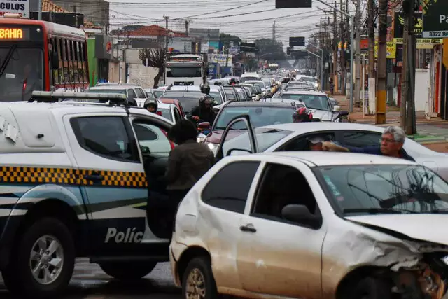 Acidente entre dois carros causa tumulto em cruzamento da Avenida Bandeirantes