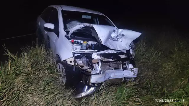 Homem morre em colisão entre van e carro oficial