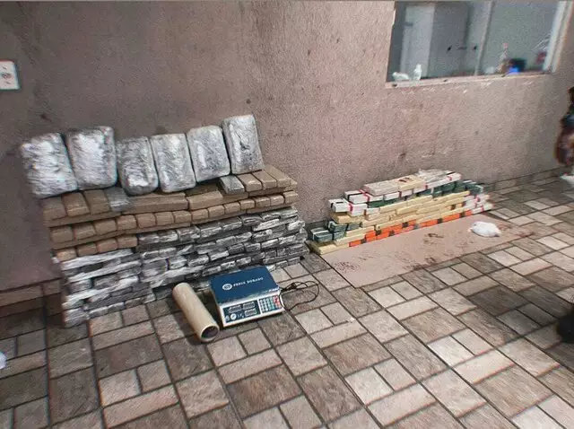 Tapeceiro é preso com sofás de fundo falso recheado de drogas