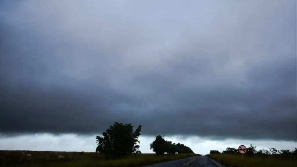 Leve o guarda-chuva: Quarta-feira será chuvosa com rajadas de vento e queda de raios em MS