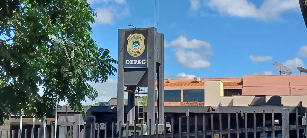 Motorista embriagado atravessa carreta no meio da rua em Dourados e é preso