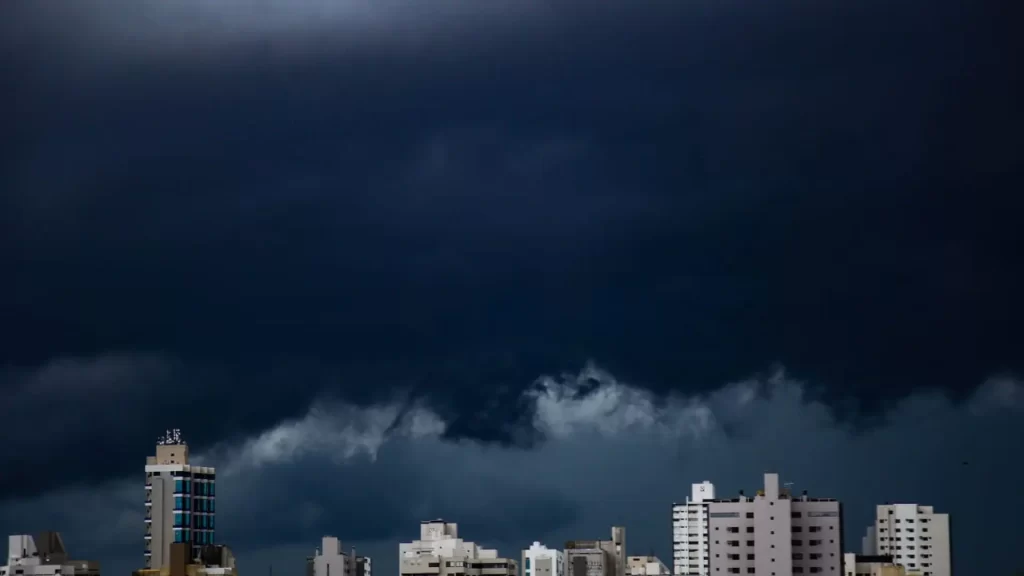 Chuva e frente fria derrubam temperaturas e máxima em MS chega a 23°C