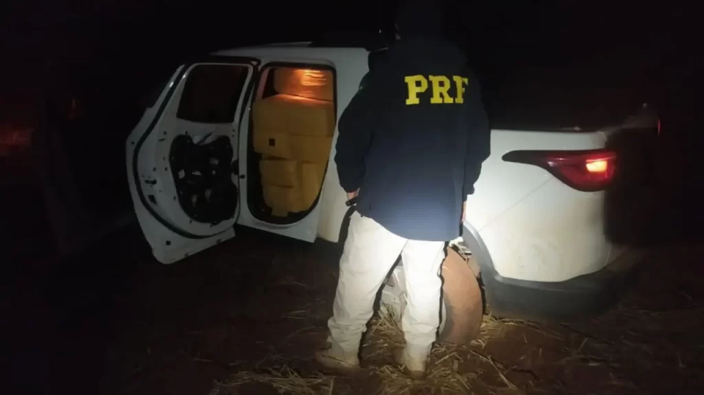 Perseguido na BR-463, traficante abandona carro lotado de maconha e foge no milharal