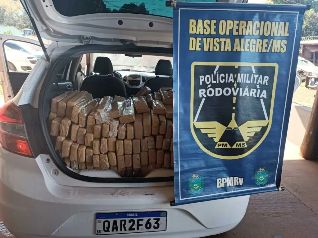 Motorista é preso com carro roubado e mais de meia tonelada de maconha