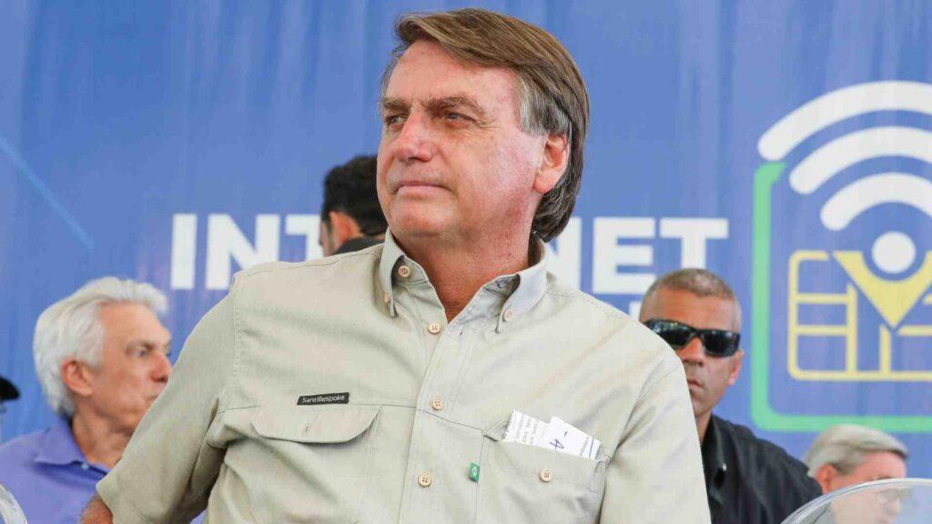 Casa de Bolsonaro é alvo da PF, que prende ex-ajudante Mauro Cid