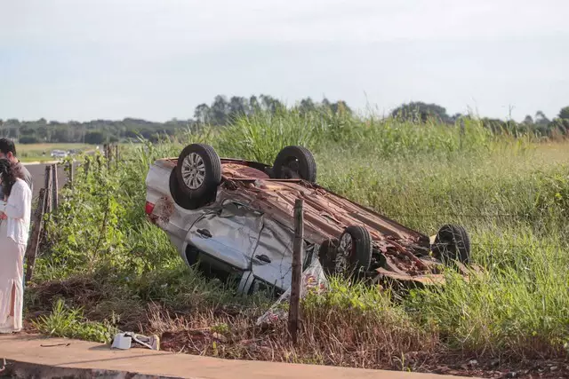 Em cruzamento “perigoso”, idoso fura preferencial e capota carro após colisão