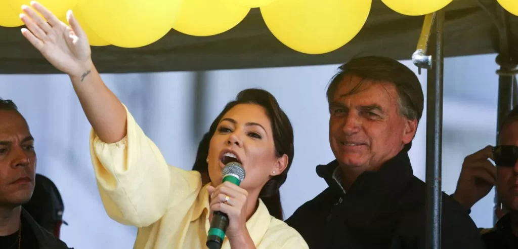 Declarado inelegível pelo TSE, Bolsonaro diz pode apoiar candidatura de Michelle em 2026
