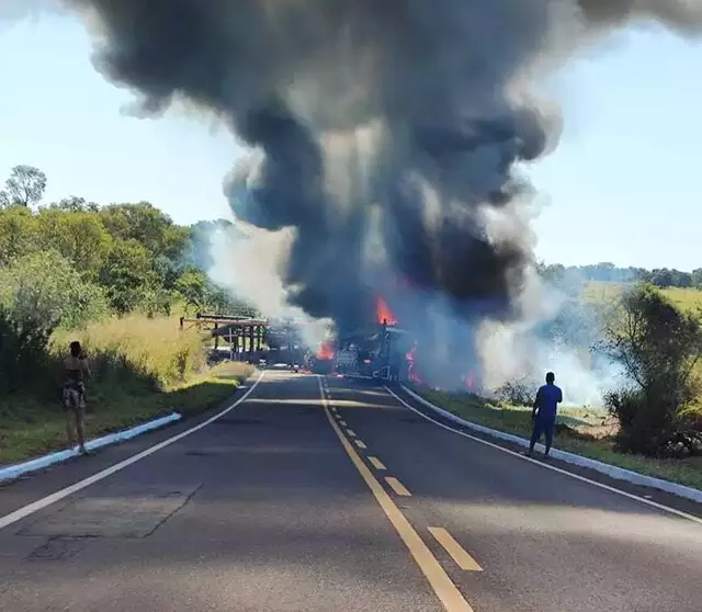 Caminhões-cegonha pegam fogo após colisão frontal e motorista morre carbonizado