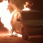 Carro de servidora é tomado pelo fogo em estacionamento de UPA