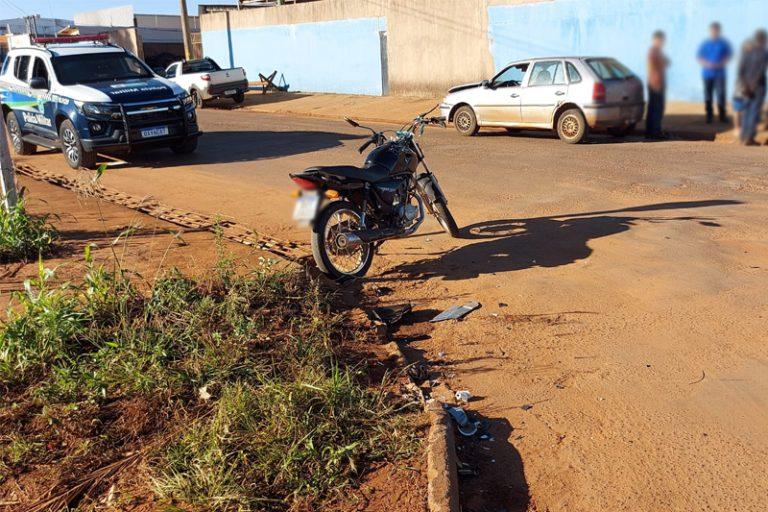 Colisão entre carro e motocicleta deixa um homem ferido