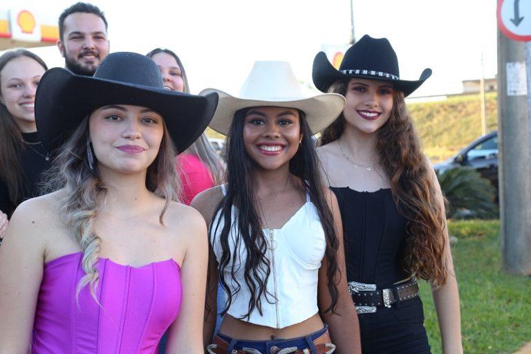 Realizado o tradicional desfile das candidatas a Rainha da EXPOSUL