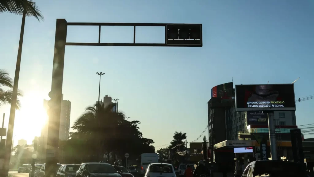 Semáforo desligado deixa trânsito tumultuado nos altos da Afonso Pena