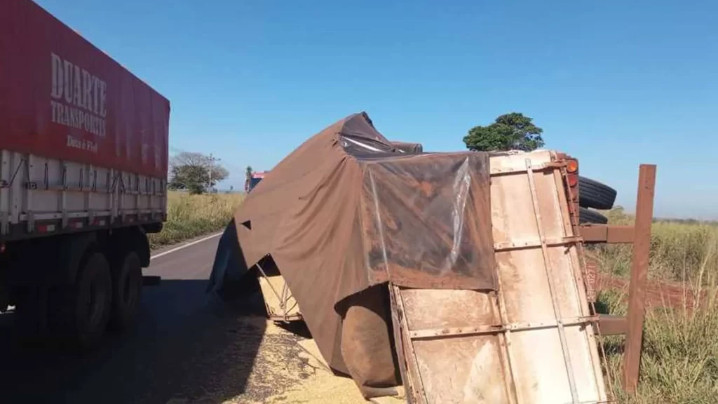 Motorista perde controle de direção e carreta tomba na MS-480, em Anaurilândia