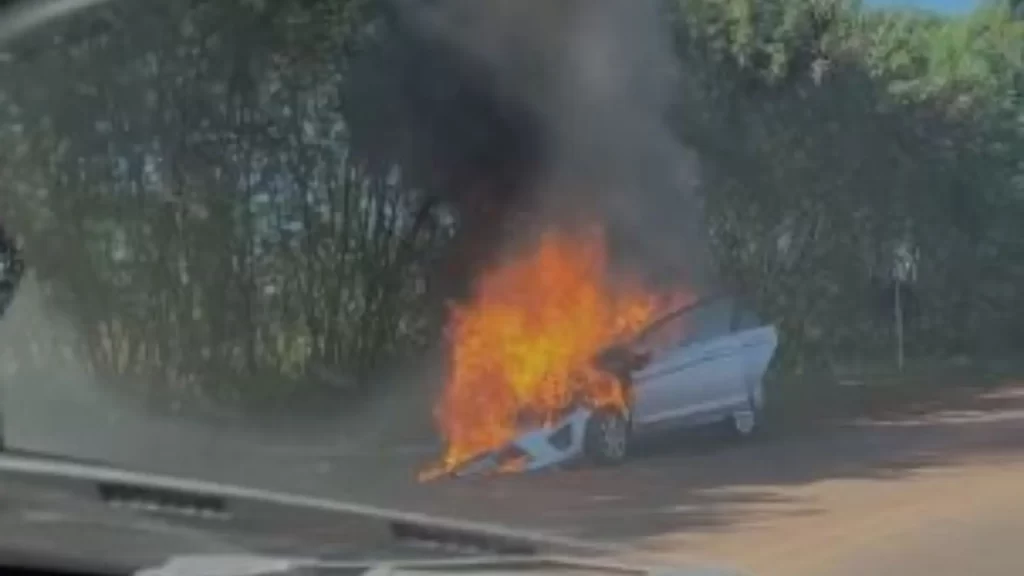 VÍDEO: Carro branco é encontrado em chamas no anel viário da BR-060
