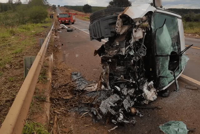 Carro ocupado por gestante e bebê atinge carreta e tomba na BR-262