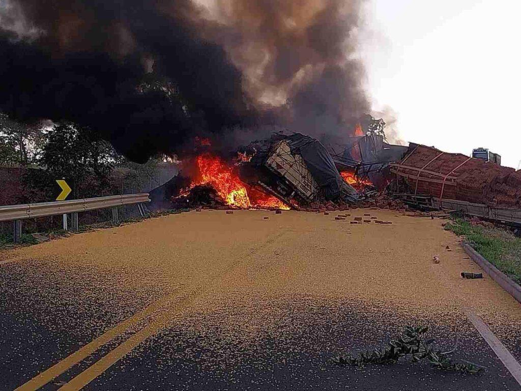 Motorista que morreu carbonizado após acidente com três carretas em MS tinha 51 anos