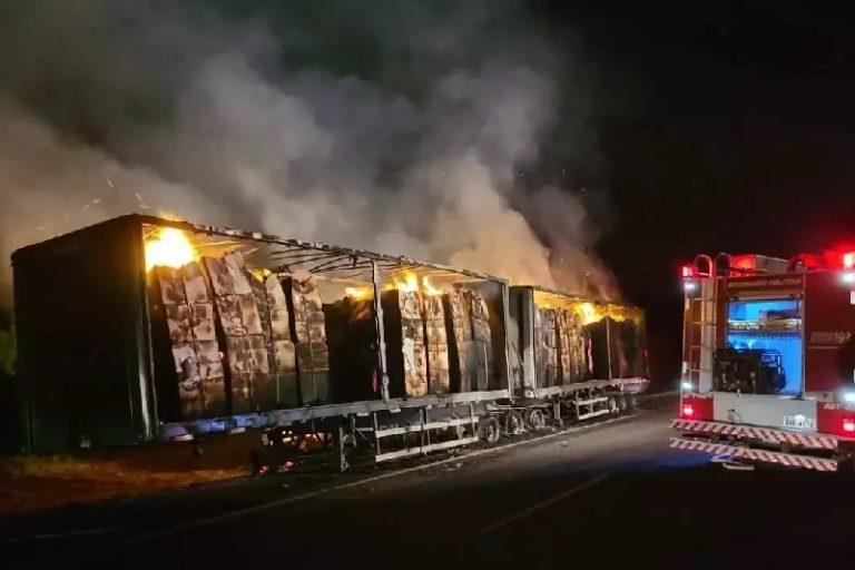 Carreta com celulose é tomada pelo fogo em rodovia