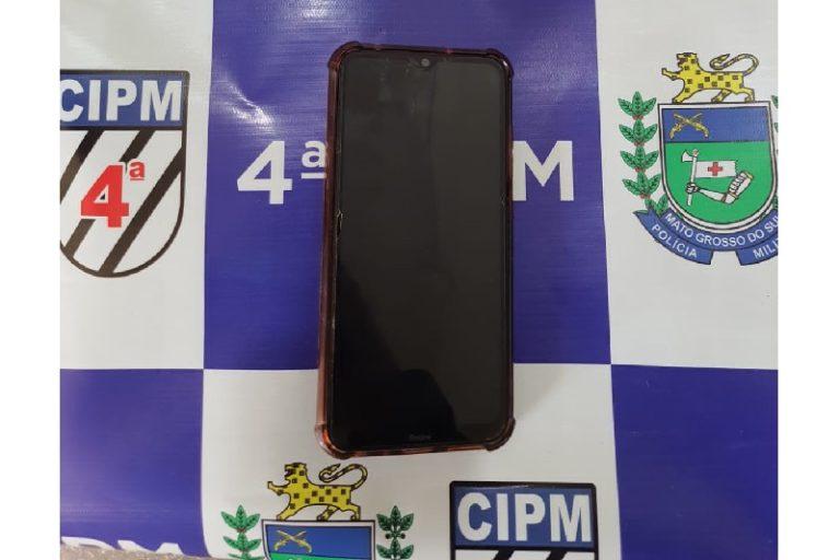 Alucinado usuário rouba celular de mulher e é detido por ela até a chegada da PM