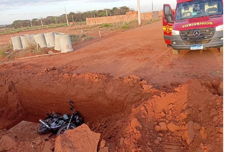 Homem pode ter passado a noite caído e ferido em vala de obra de loteamento