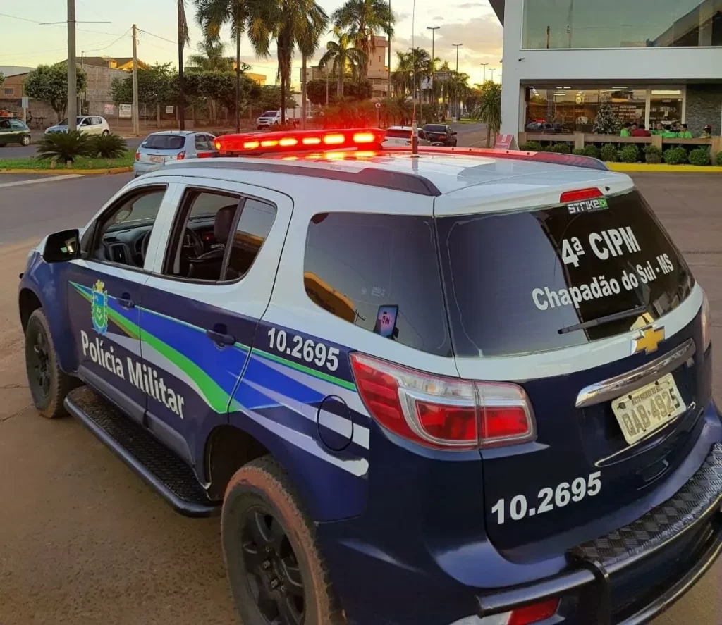 Motorista bate carro em árvore e é socorrido pelos Bombeiros em Chapadão do Sul