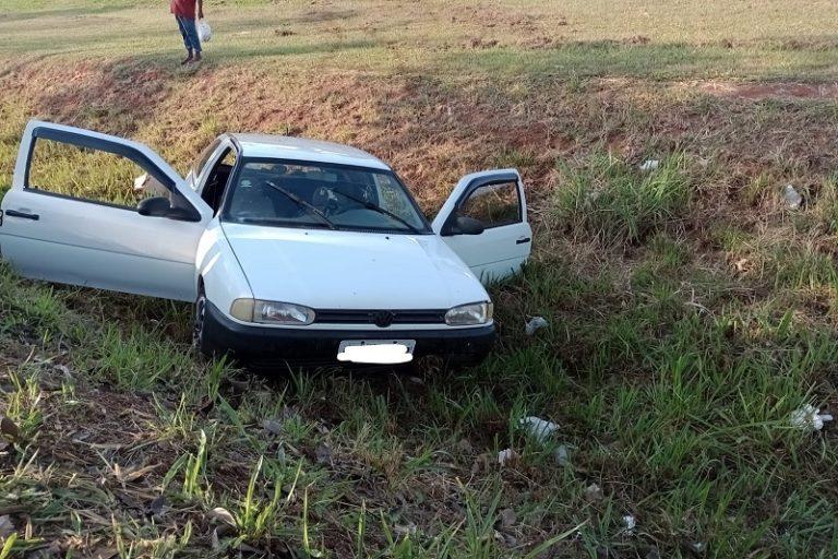 Carro perde o controle na MS 306 vindo parar em ribanceira em Chapadão do Sul