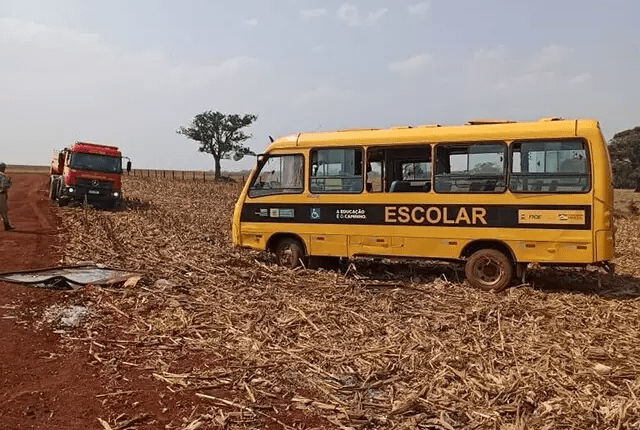 Ônibus escolar tomba em estrada de terra e 14 crianças ficam feridas