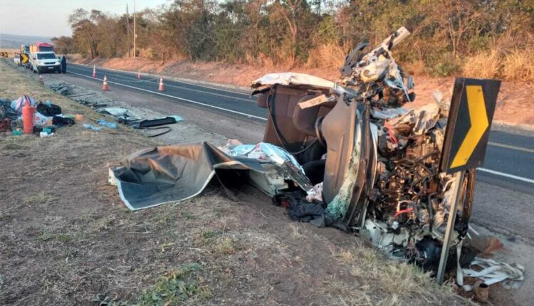 Casal morre, mas criança e adolescente resistem a acidente que destruiu carro em Coxim