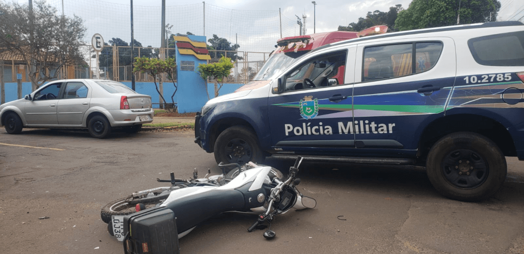 Carro invade a preferencial e deixa motociclista em estado grave no Jóquei Club