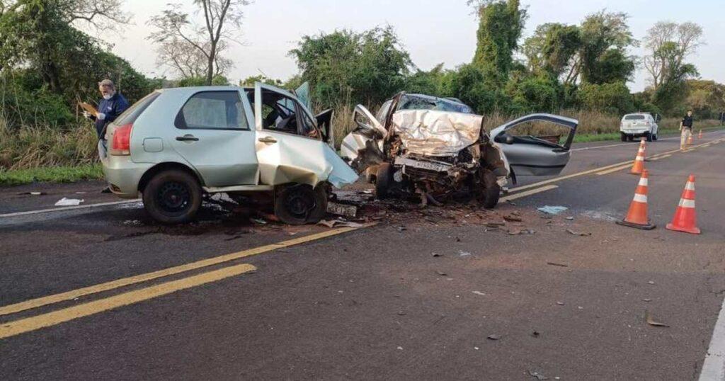 Motorista invade pista e morre em batida na BR-267; carros ficaram destruídos