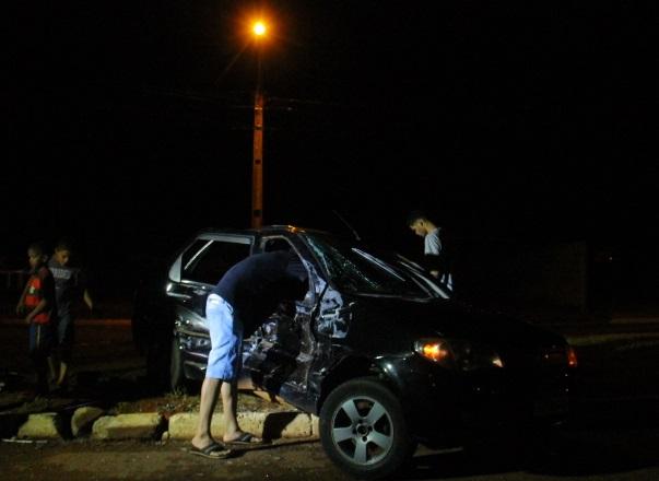 Colisão deixa uma pessoa ferida na rotatória da Av. das Emas em Chapadão do Sul