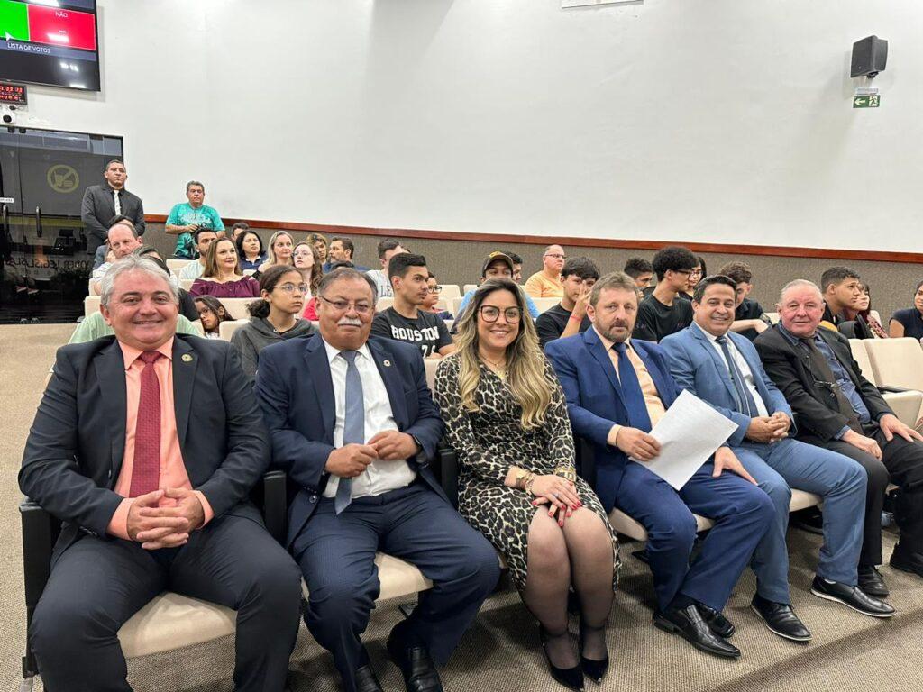 CÂMARA HOMENAGEIA IDOSOS EM SESSÃO SOLENE