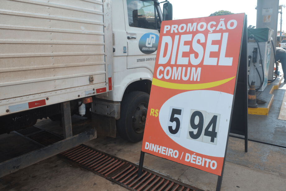 Litro do óleo diesel sobe R$ 0,11 com a volta dos impostos federais