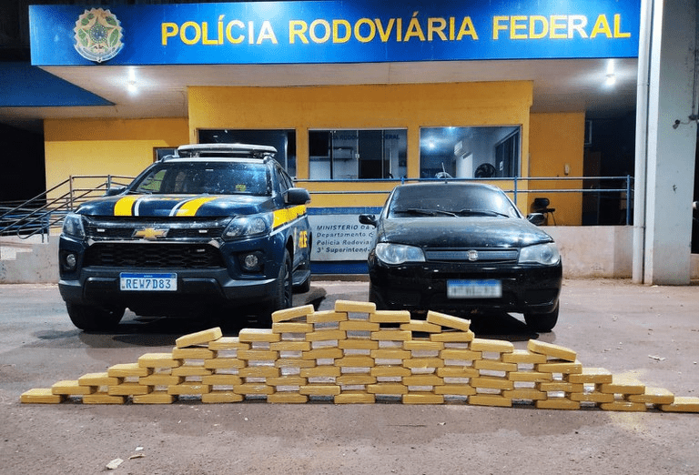 Trio tenta fugir da PRF, mas acaba preso com 72 kg de cocaína