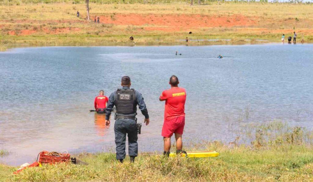 Jovem que morreu afogado em lago passou a noite bebendo com amigos em festa