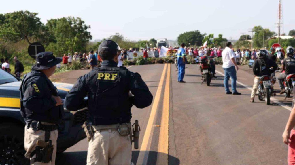 Manifestantes bloqueiam totalmente trecho da BR-163 em Campo Grande