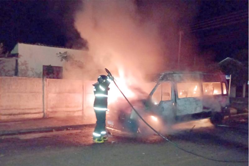 Van de transporte de trabalhadores pega fogo em Cassilândia