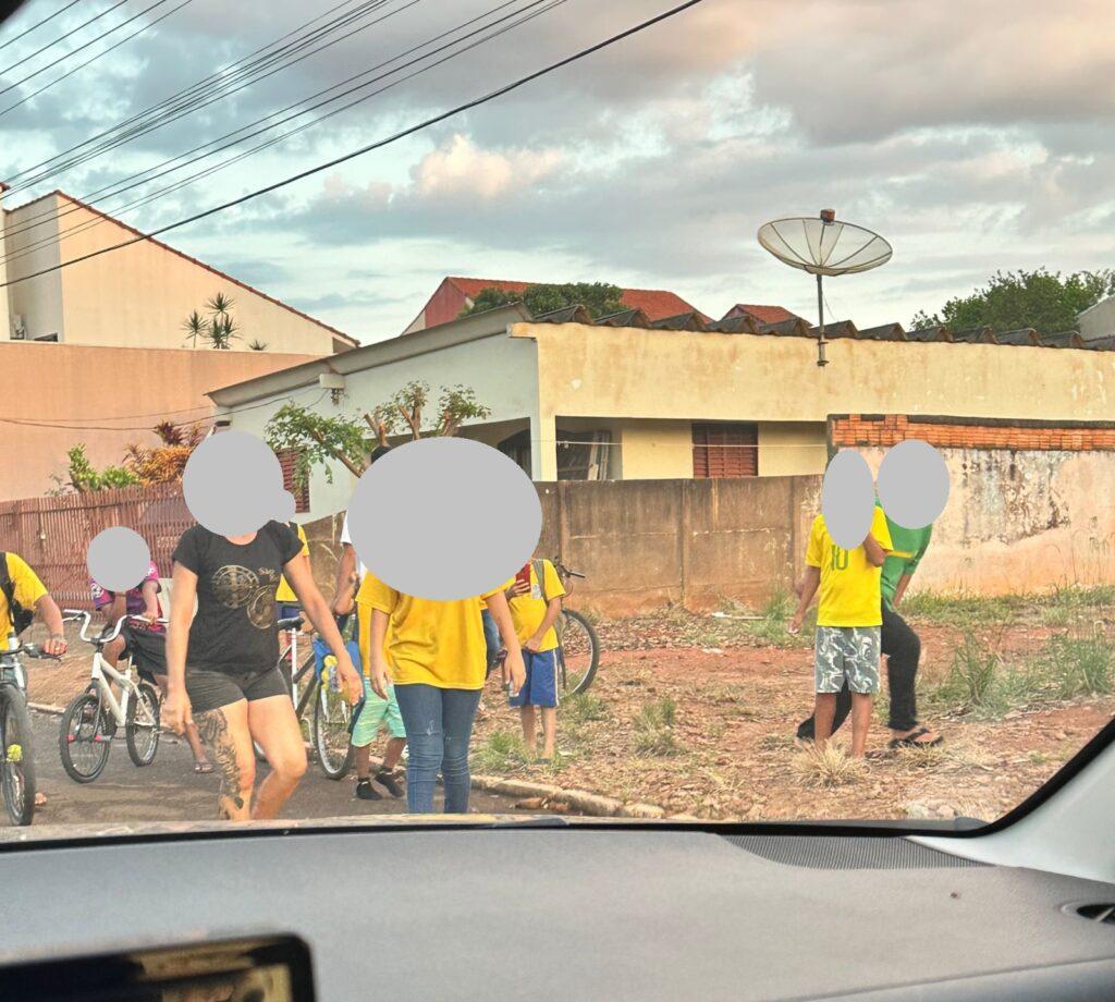 Após saída de escola, adolescentes brigam no meio da Av. Seis