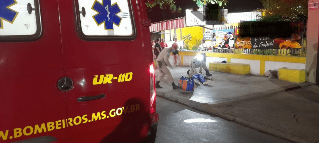 Rapaz é assassinado com 14 tiros na saída de boate por dupla em motocicleta em Corumbá