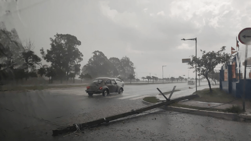 Chuva forte atinge Campo Grande e derruba poste de energia na Avenida Duque de Caxias