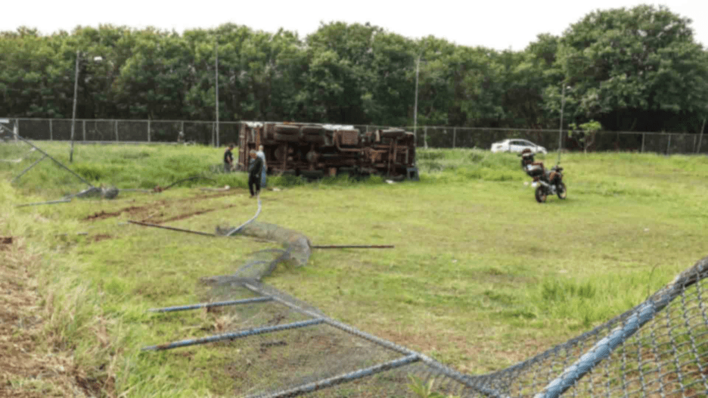 Desgovernado, caminhão carregado com piche invade escola no Aero Rancho