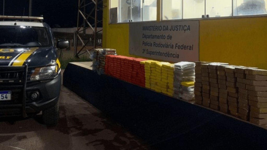 Mais de 300 kg de cocaína são encontrados em fundo falso de ônibus de viagem em Corumbá